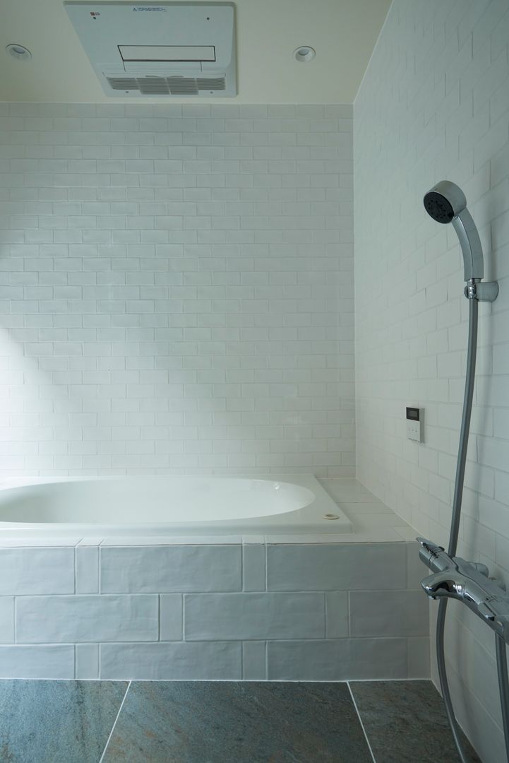 House in Higashikanmaki, Mimasis Design／ミメイシス デザイン Mimasis Design／ミメイシス デザイン Modern bathroom