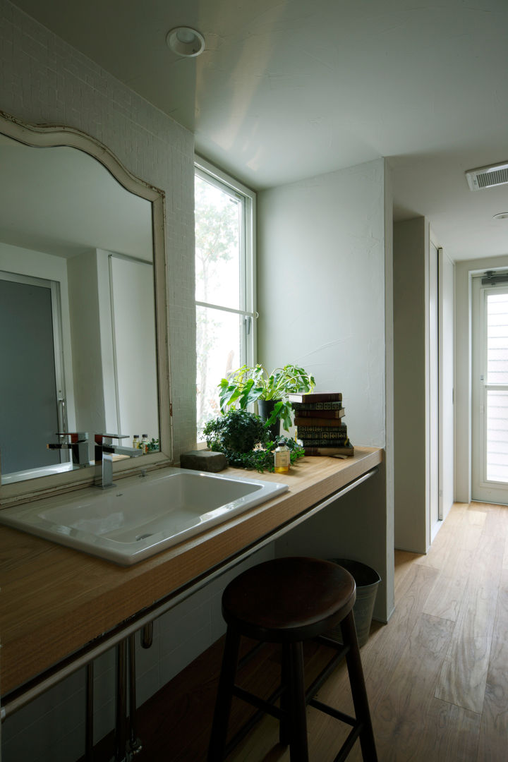 House in Minami Kounoike, Mimasis Design／ミメイシス デザイン Mimasis Design／ミメイシス デザイン Modern Bathroom