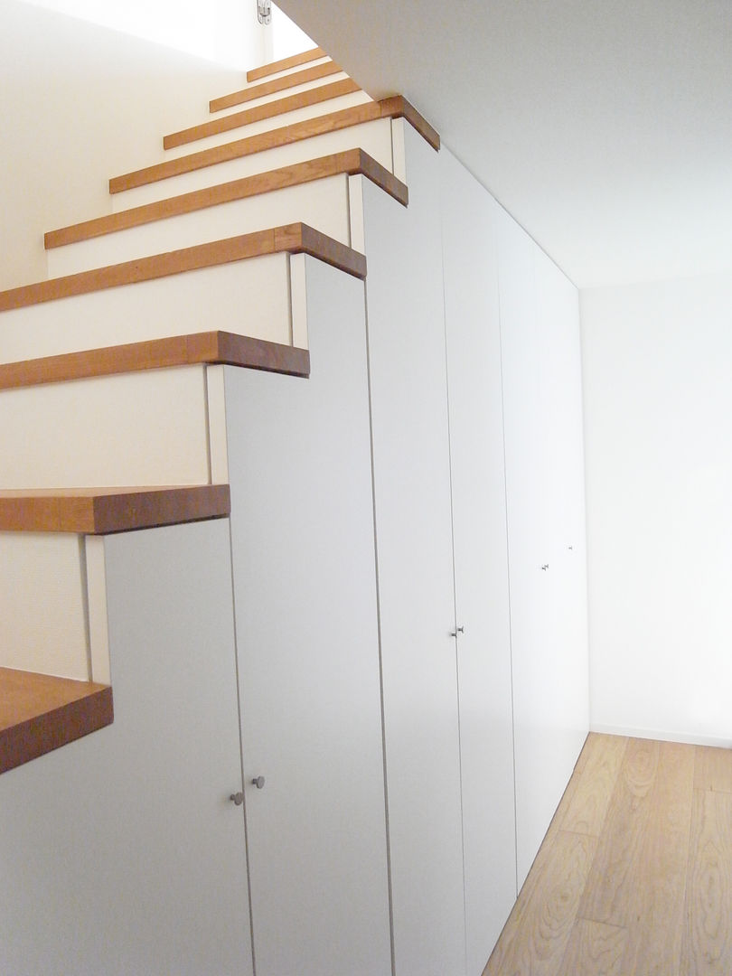 House in Izumiotsu, Mimasis Design／ミメイシス デザイン Mimasis Design／ミメイシス デザイン Corredores, halls e escadas modernos