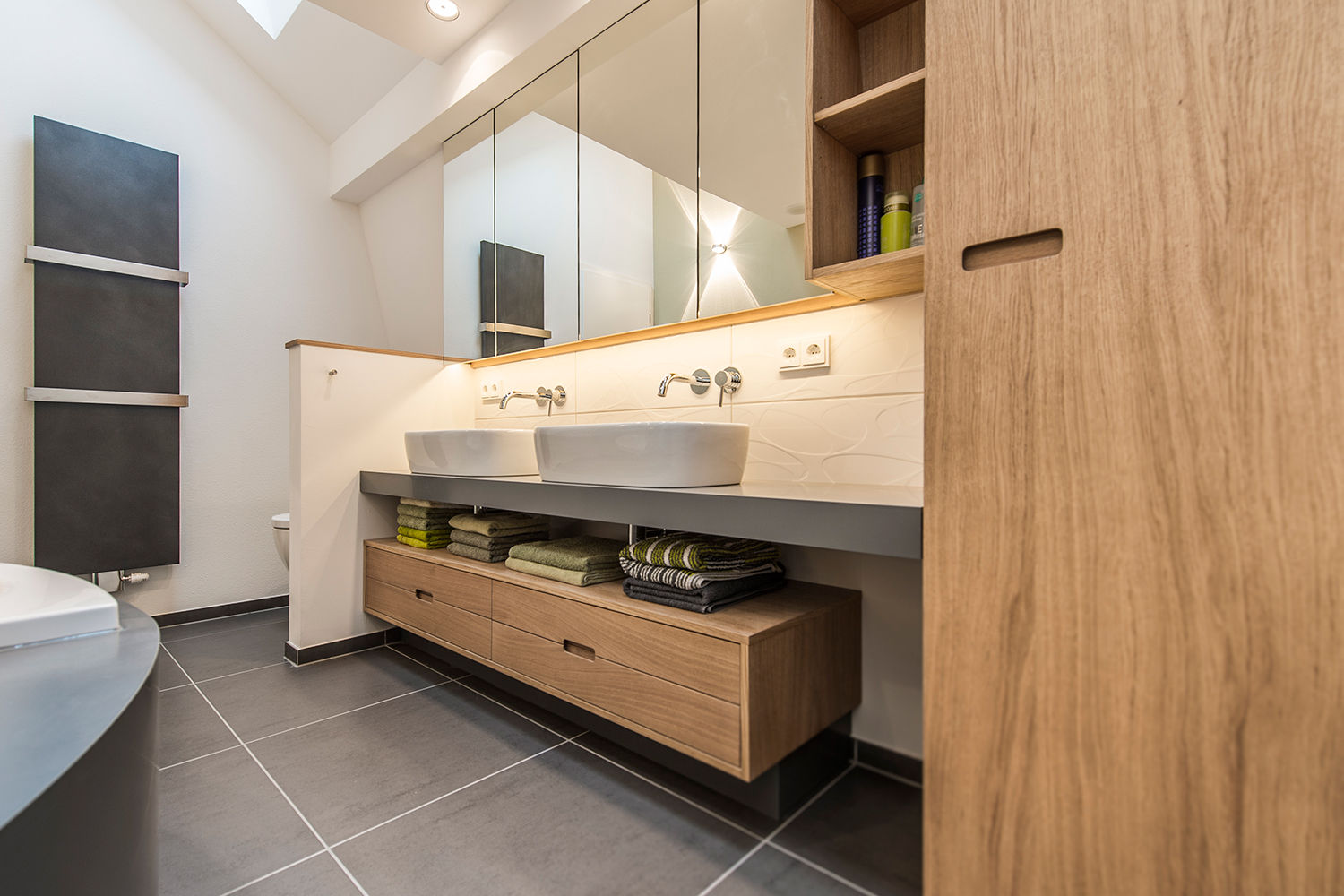 Doppel-Waschtisch und Unterschrank im Badezimmer Büro Köthe Moderne Badezimmer
