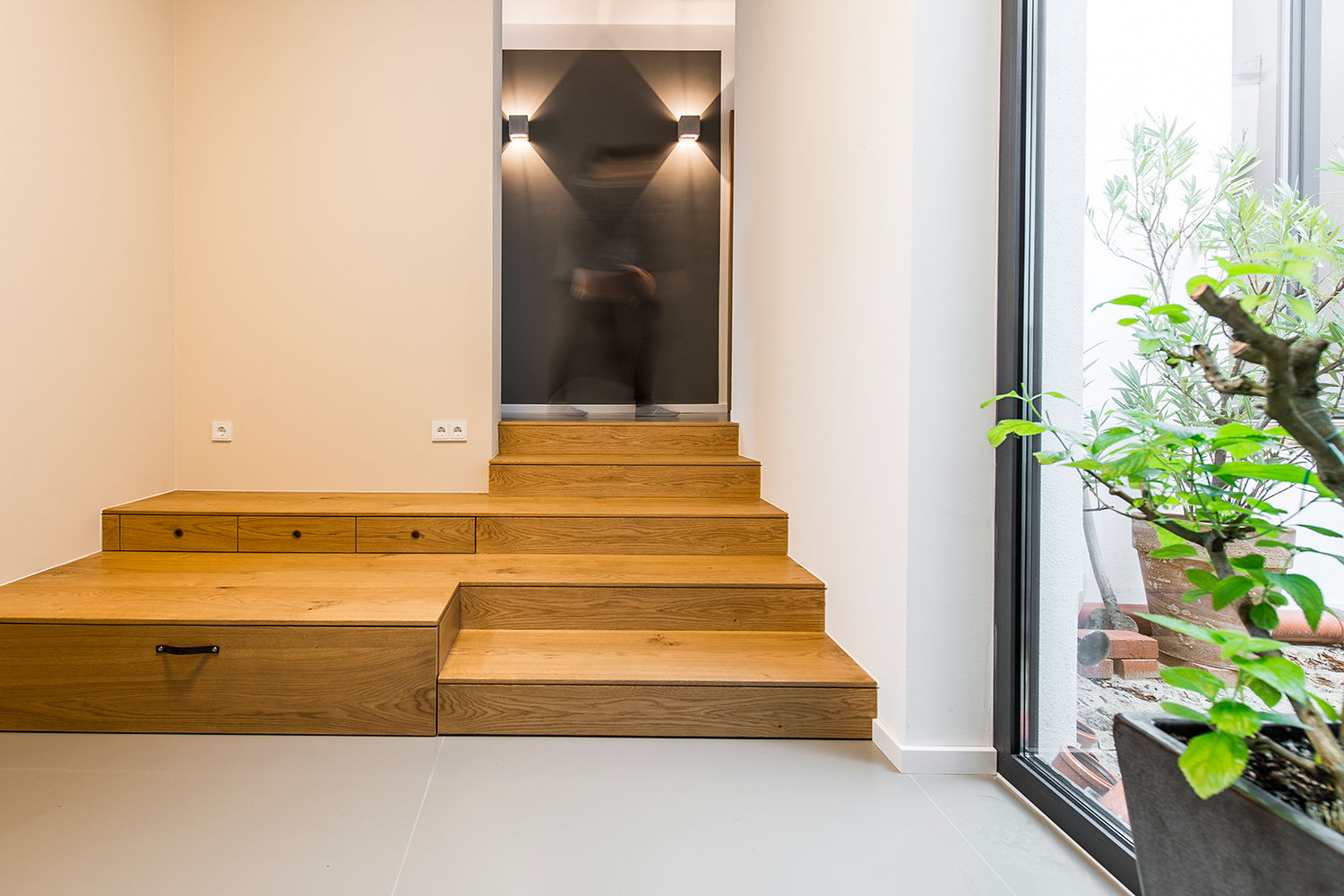 Moderne Raumgestaltung in altem Weinmeisterhaus, Büro Köthe Büro Köthe Pasillos, vestíbulos y escaleras modernos Madera Acabado en madera