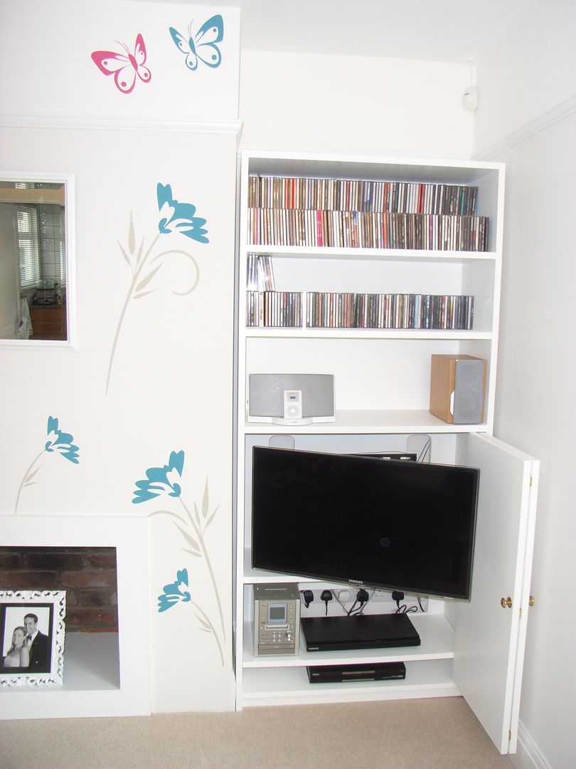 TV hidden in alcove unit Style Within Salas modernas hidden TV,TV in alcove,alcove storage units,alcove cabinets,alcove shelves,stencilled wall,alcove unit,space saving,hide a tv,living room storage