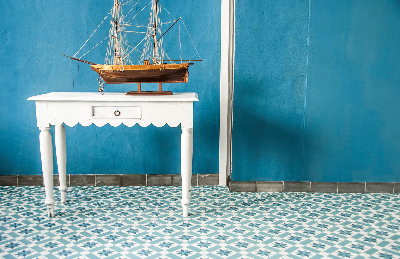 homify Paredes y pisos de estilo moderno Baldosas y azulejos