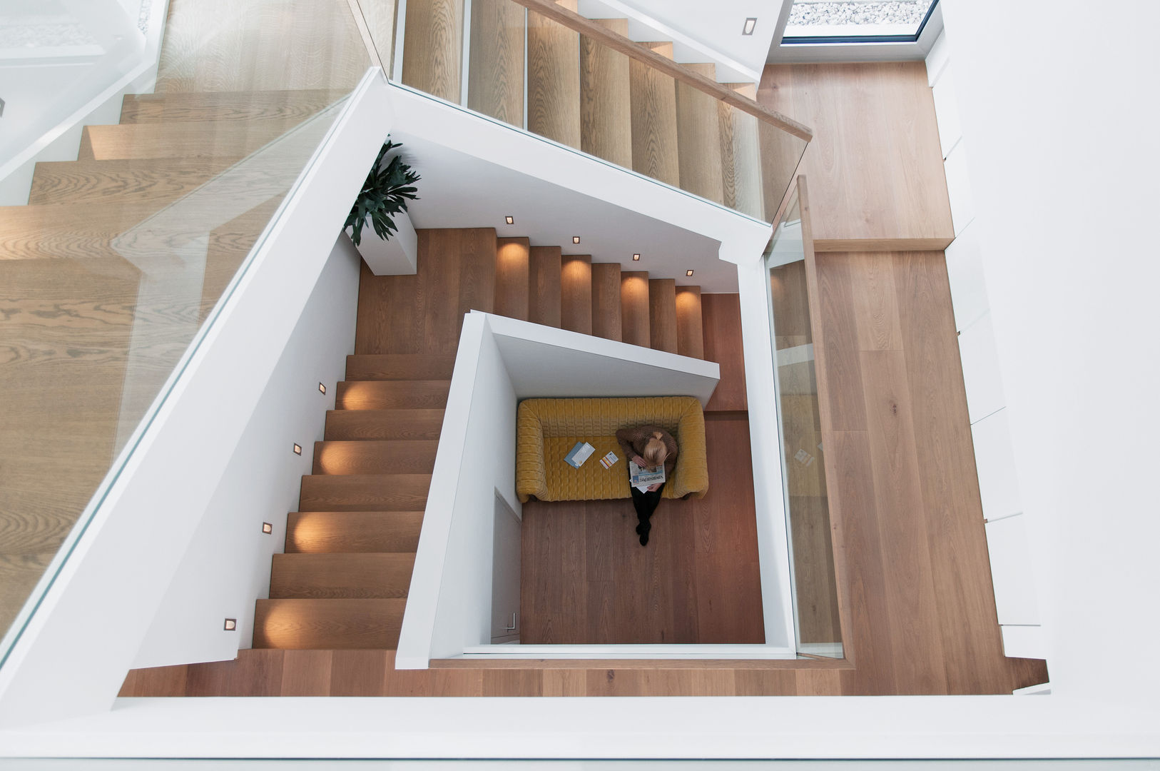 Haus am Hang, Diemer Architekten Part. mbB Diemer Architekten Part. mbB Modern corridor, hallway & stairs Wood Wood effect