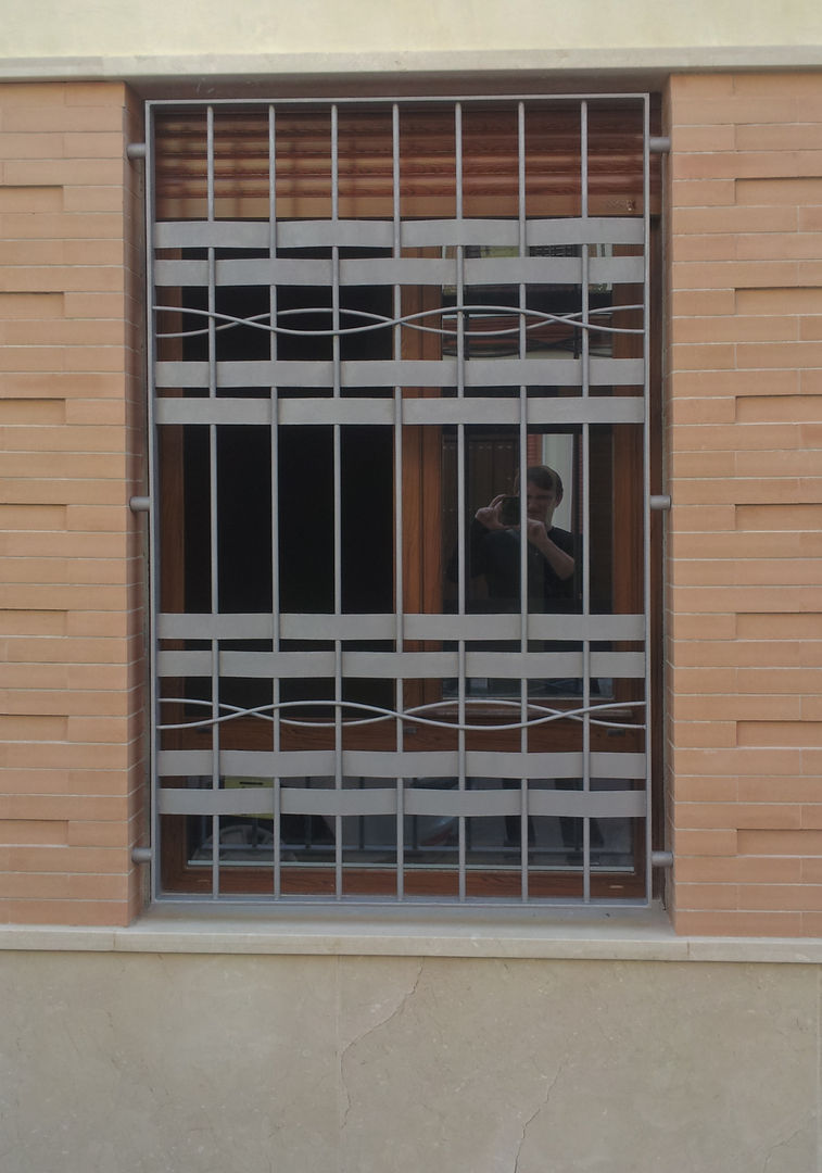 Vivienda unifamiliar adaptada. , Alberto Millán Arquitecto Alberto Millán Arquitecto Mediterranean style windows & doors Iron/Steel