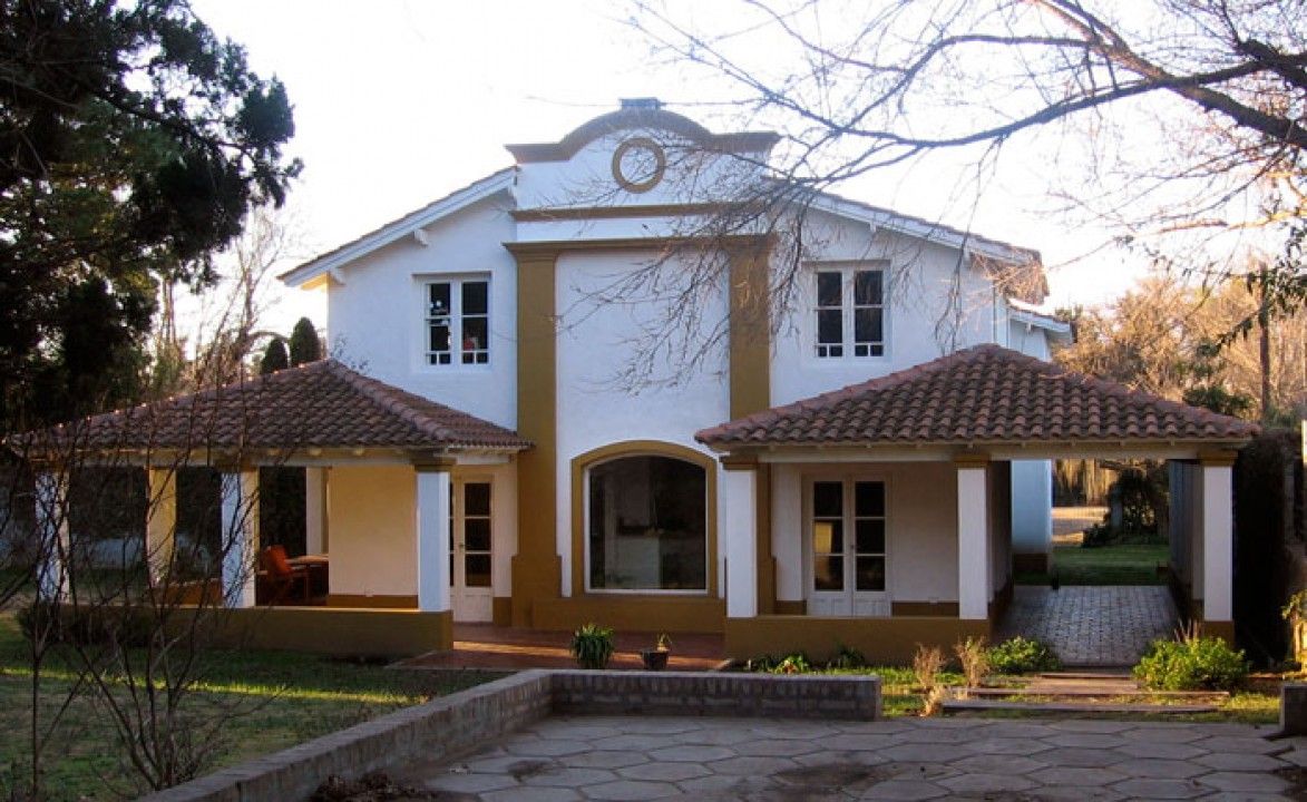 Frente Radrizzani Rioja Arquitectos Colonial style houses Concrete