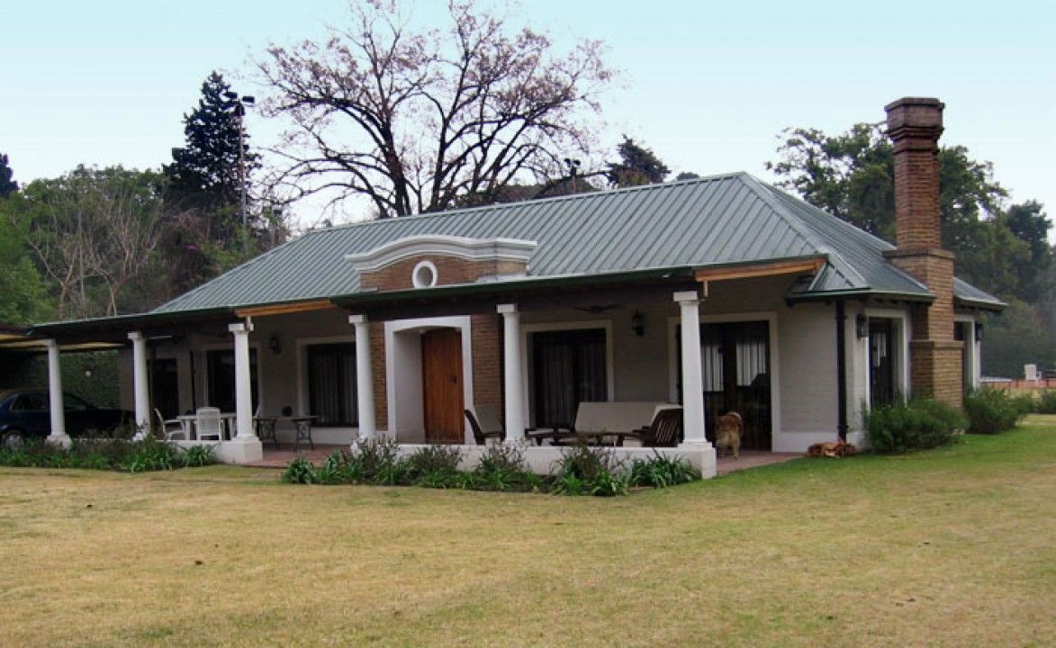 Frente Radrizzani Rioja Arquitectos Classic style houses Bricks entrance,roof