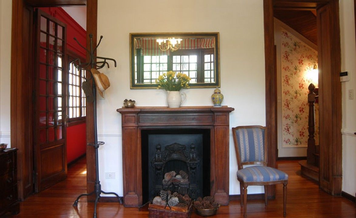 Hogar Radrizzani Rioja Arquitectos Salas de estar ecléticas Madeira Acabamento em madeira fireplace