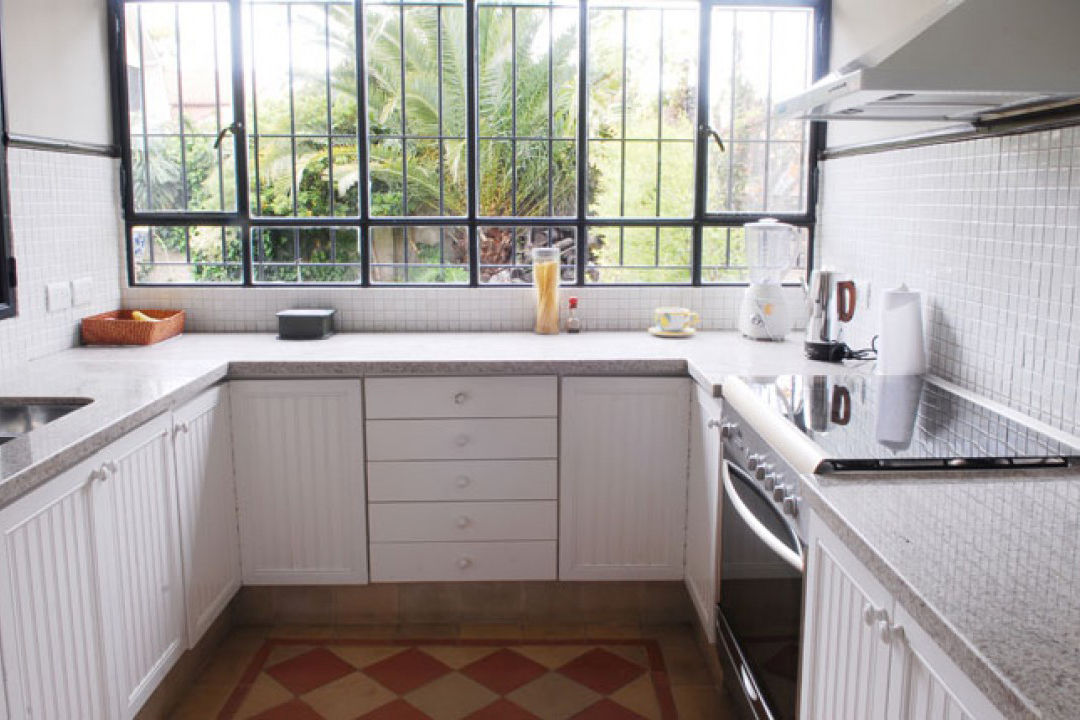 Cocina + ventanas Radrizzani Rioja Arquitectos Eklektyczna kuchnia Ceramiczny kitchen,garden view,storage