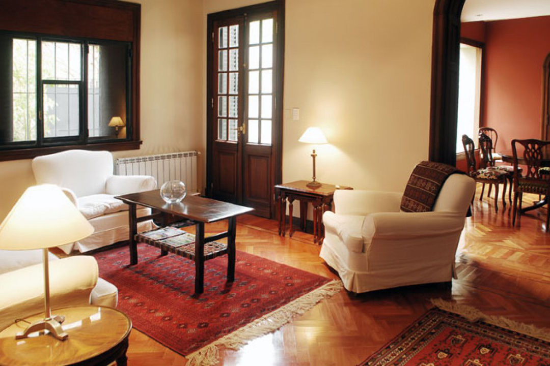 Sala de estar / living Radrizzani Rioja Arquitectos Living room Wood Wood effect classic living,wood doors,wood table,carpet