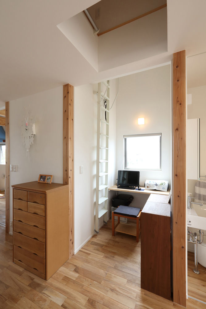 直方の家 , nano Architects nano Architects Modern Study Room and Home Office Wood Wood effect