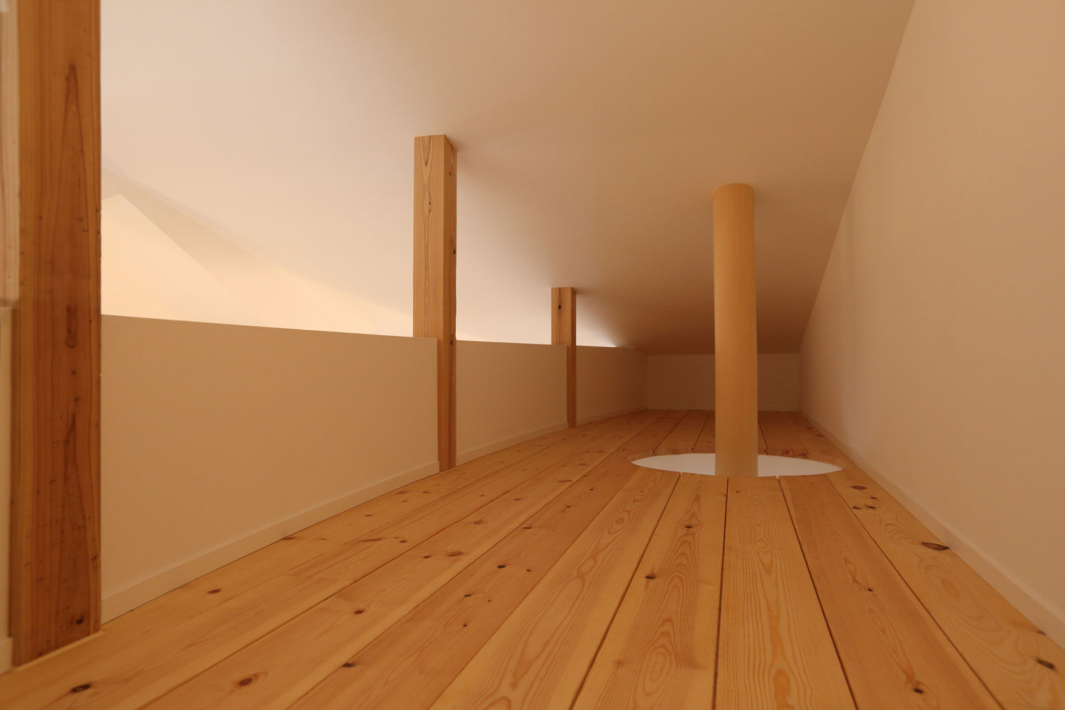 直方の家 , nano Architects nano Architects Salas multimedia de estilo moderno Madera Acabado en madera