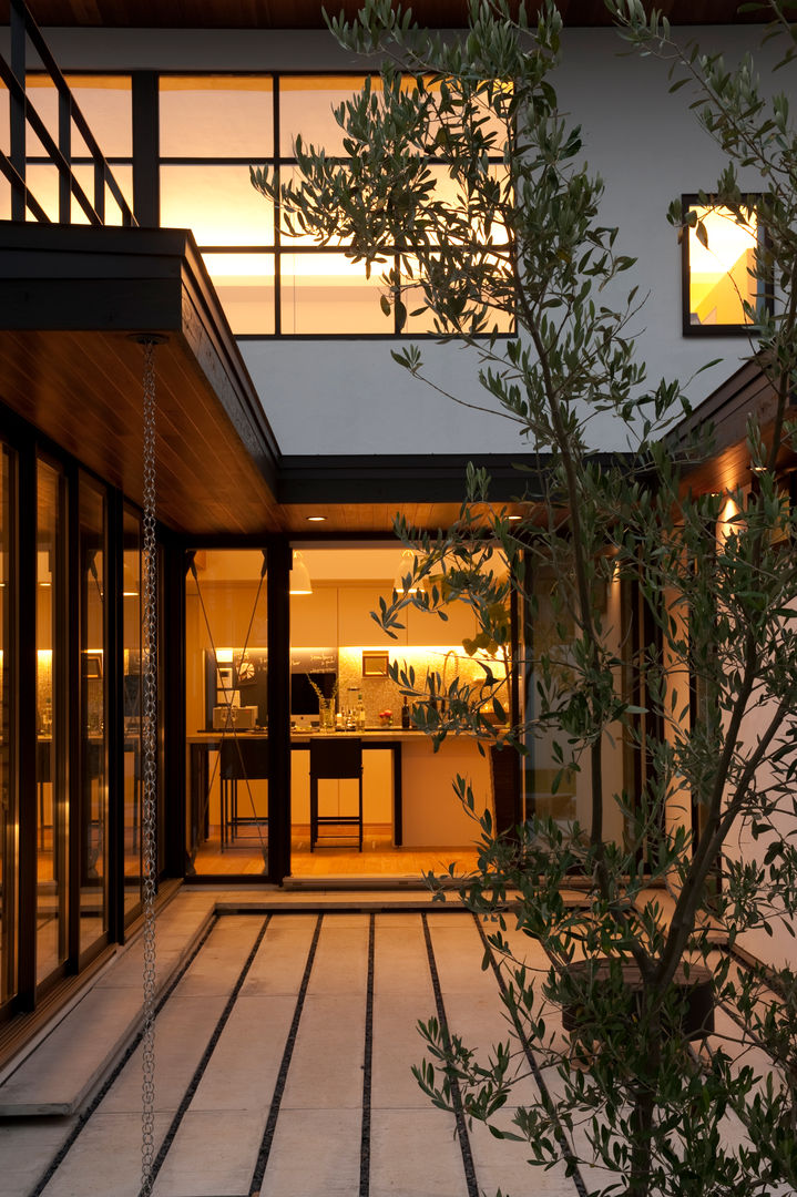 House with the bath of bird, Sakurayama-Architect-Design Sakurayama-Architect-Design Nowoczesne okna i drzwi