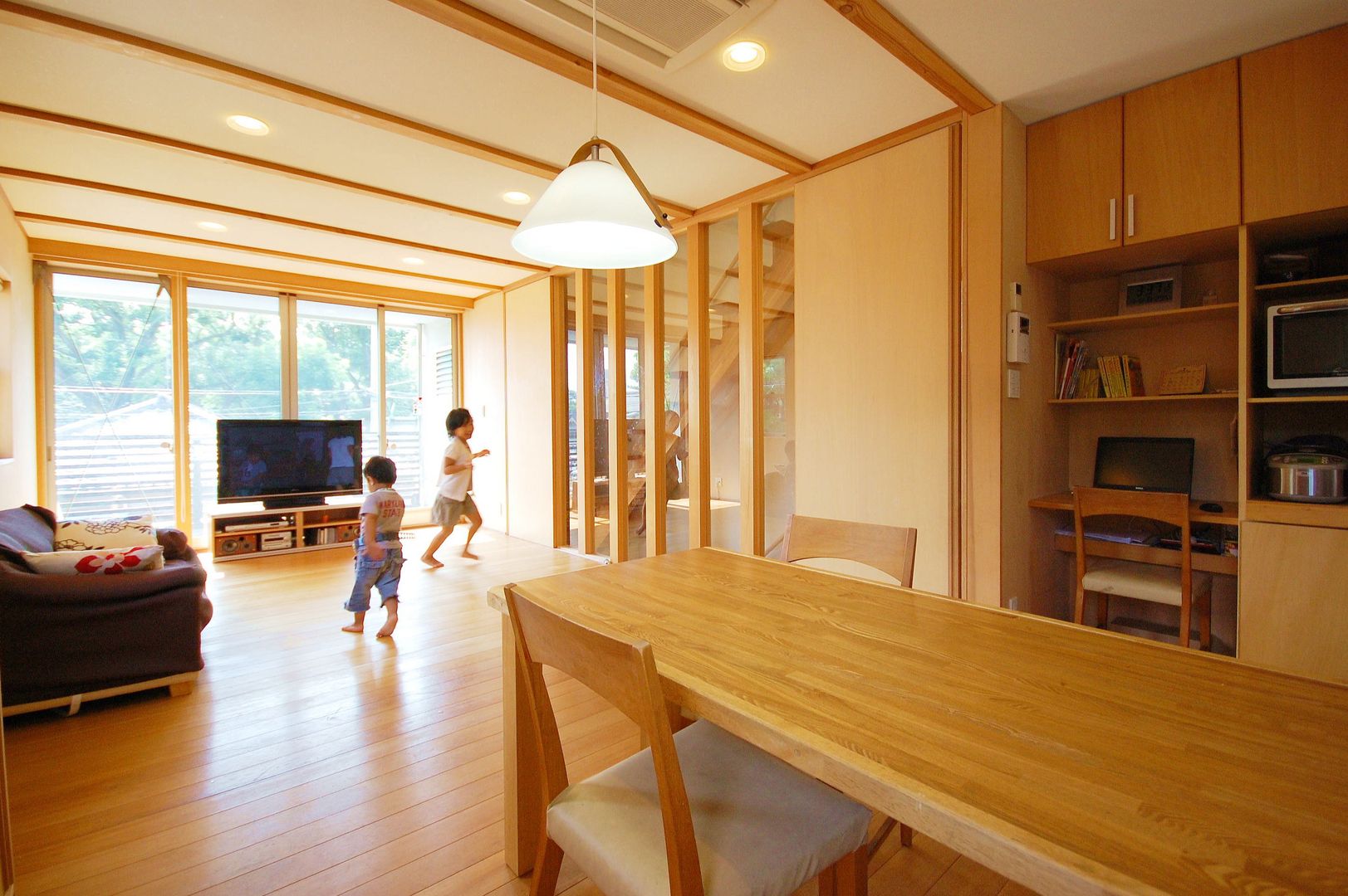 自然素材の家, 福島工務店株式会社 福島工務店株式会社 Modern living room Solid Wood Multicolored