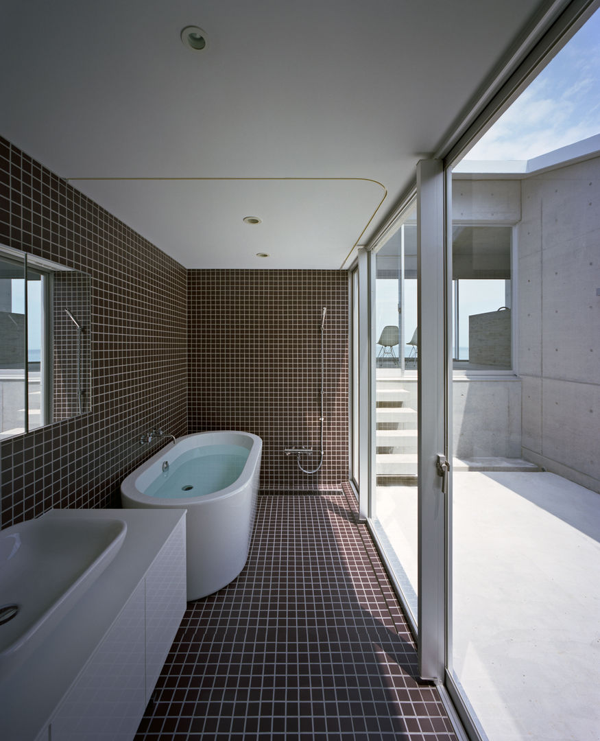 抜けのある家, 株式会社CAPD 株式会社CAPD 現代浴室設計點子、靈感&圖片 水泥