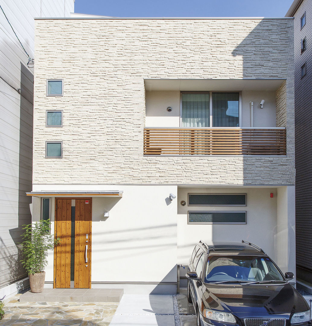 広いバルコニーのある家, 福島工務店株式会社 福島工務店株式会社 Modern houses ٹائلیں