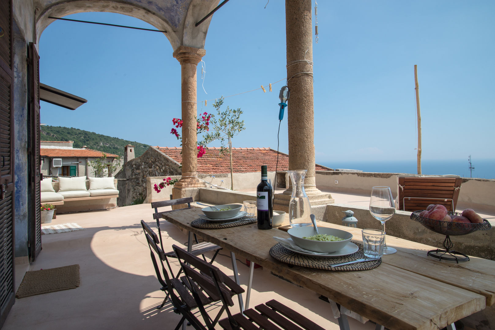 Verezzi- Una casa affacciata sul mare: In cui non esiste confine tra il dentro ed il fuori, con3studio con3studio Balcones y terrazas mediterráneos Concreto