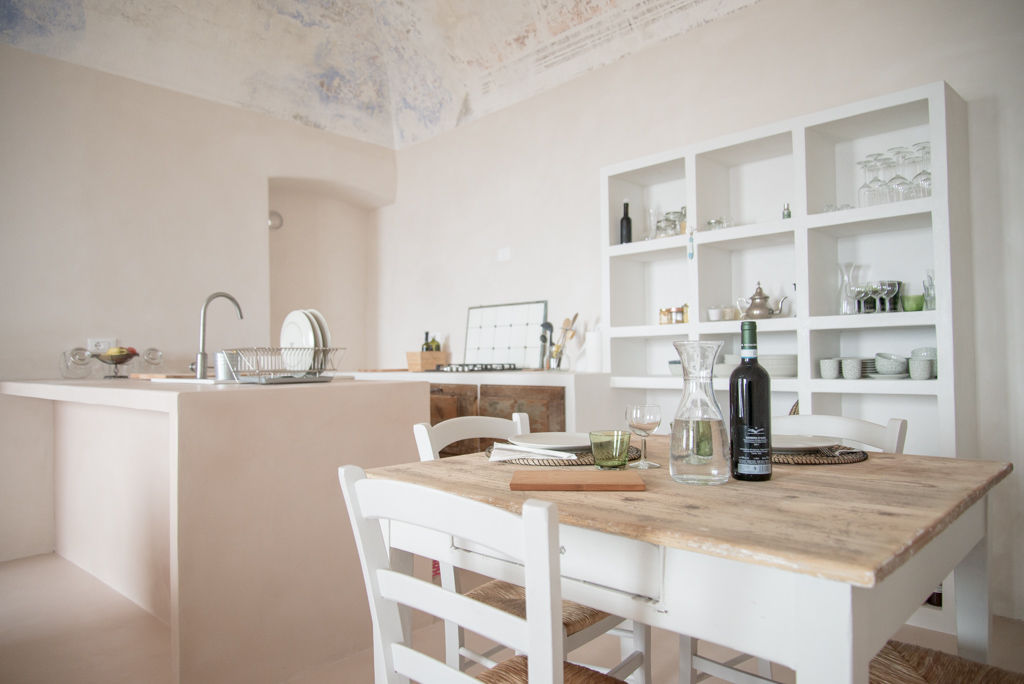 Verezzi- Una casa affacciata sul mare: In cui non esiste confine tra il dentro ed il fuori, con3studio con3studio Mediterranean style kitchen Concrete