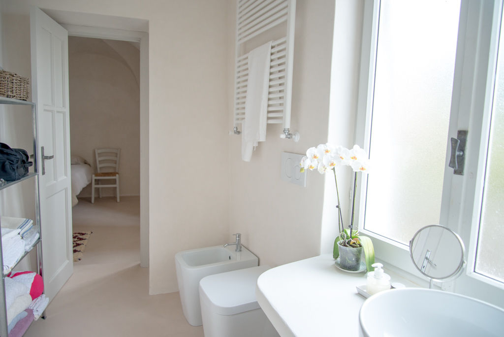 Verezzi- Una casa affacciata sul mare: In cui non esiste confine tra il dentro ed il fuori, con3studio con3studio Mediterranean style bathrooms