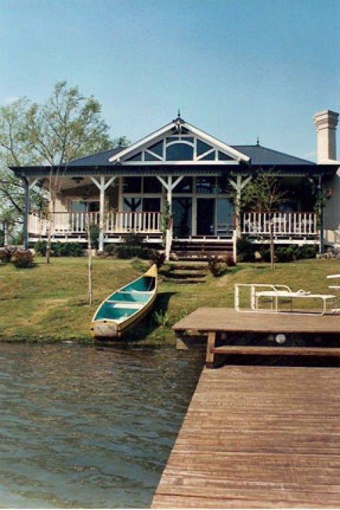 Fachada + muelle Radrizzani Rioja Arquitectos حديقة خشب Wood effect boat,dock,stairs,wooden house