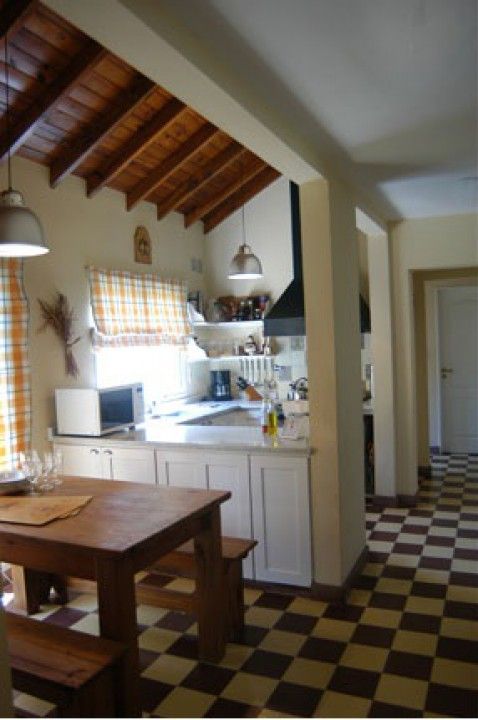 Cocina y mesa comedor diario Radrizzani Rioja Arquitectos Kitchen Ceramic