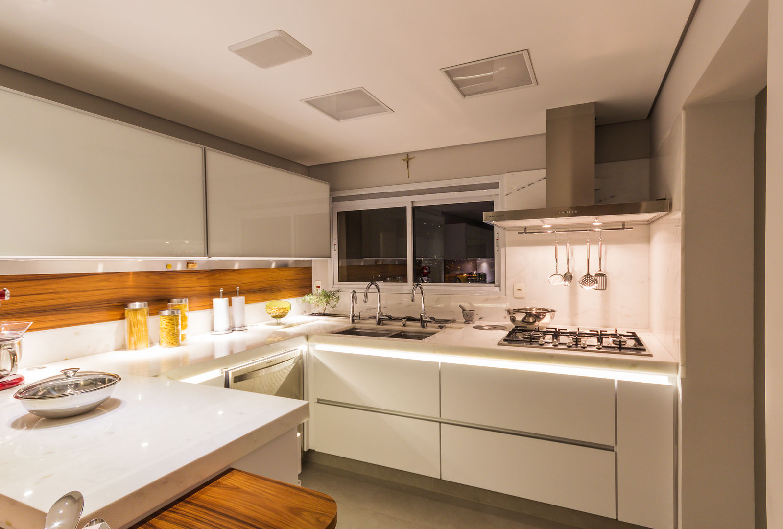 Apartamento para Chef de Cozinha, Enzo Sobocinski Arquitetura & Interiores Enzo Sobocinski Arquitetura & Interiores Dapur Modern Kayu Buatan Transparent