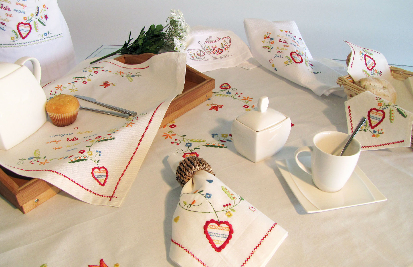 Inspirado no bordado dos namorados - mesa Suspiro d'Algodão Salas de jantar clássicas Acessórios e decoração