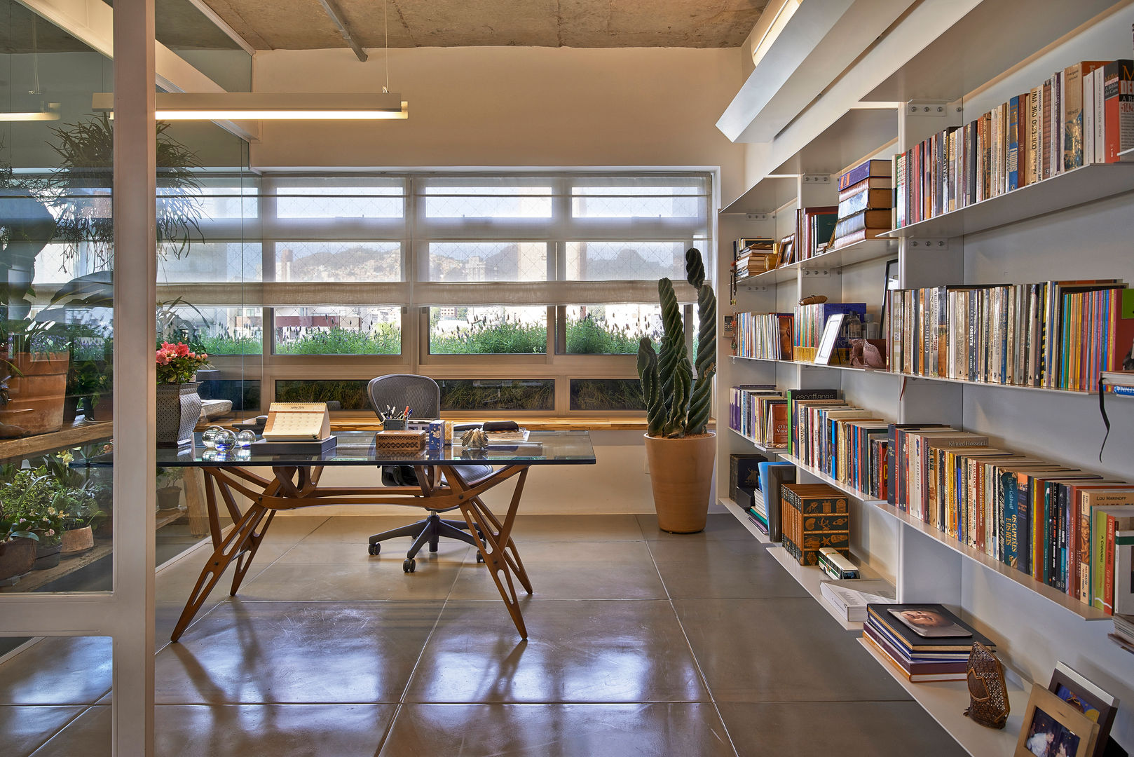 Escritório e Biblioteca Piratininga Arquitetos Associados Espaços de trabalho minimalistas