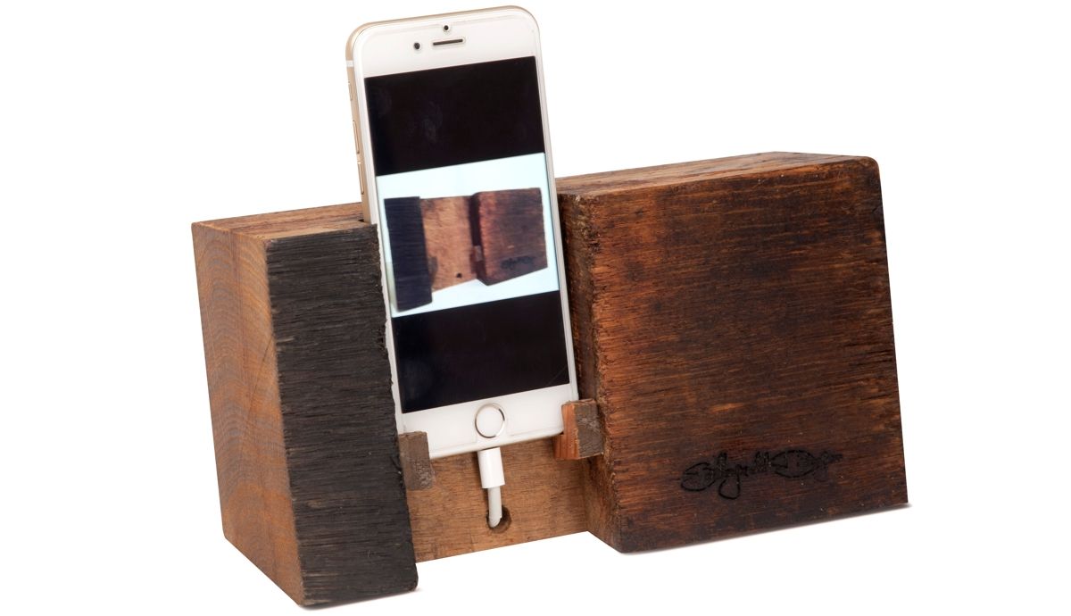 IPHONE HOLDER BARREL Altavola Design Sp. z o.o. Rustic style media room Wood Wood effect Electronic accessories