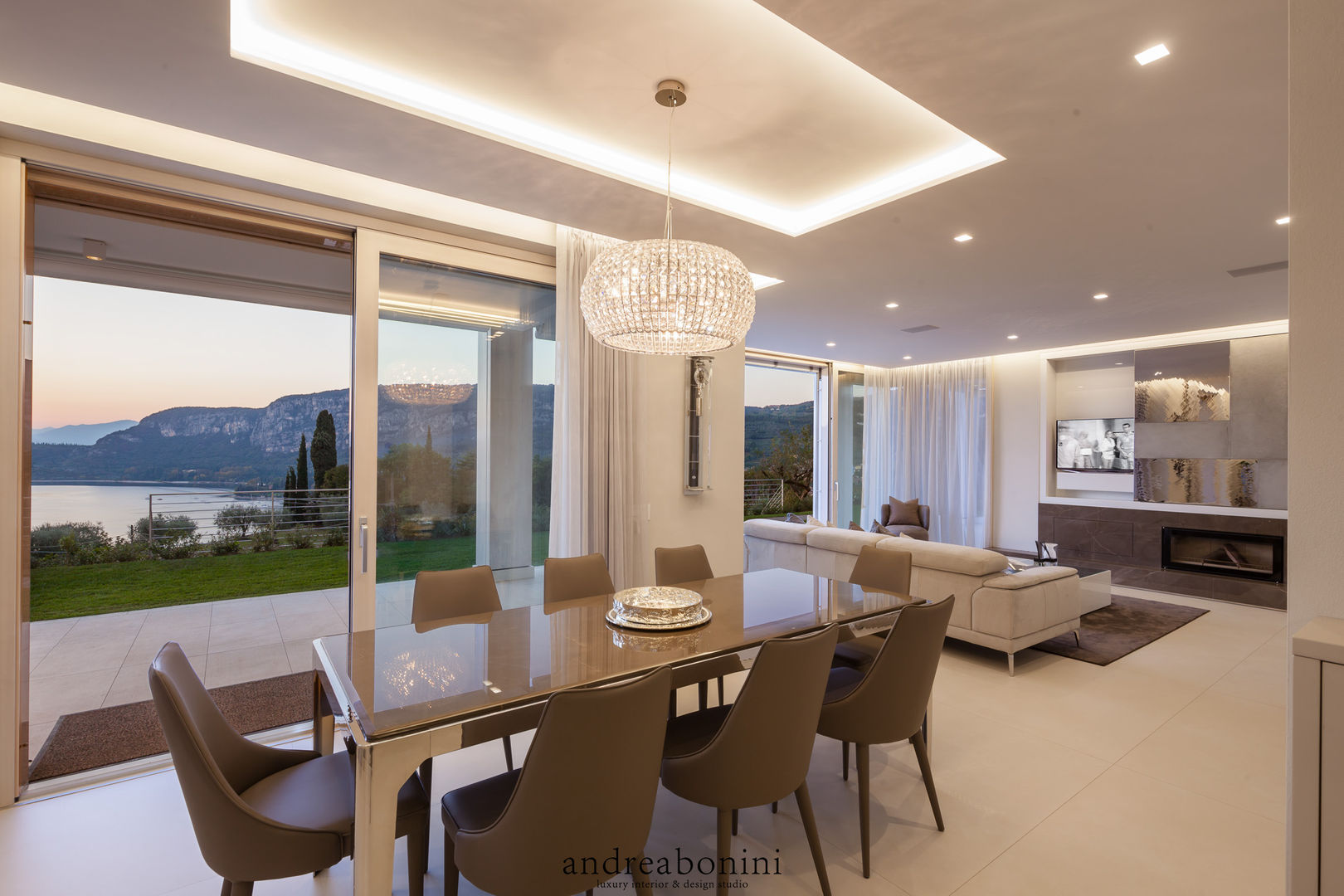 Villa on lake Garda, Andrea Bonini luxury interior & design studio Andrea Bonini luxury interior & design studio Ruang Makan Modern