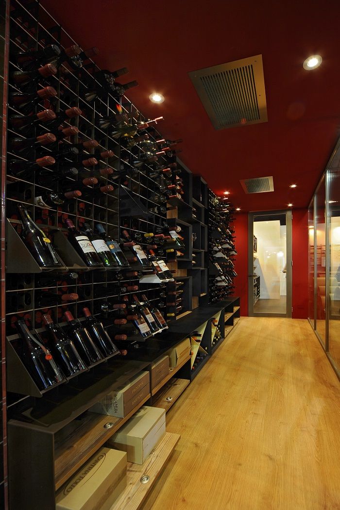 Mobiliario Esigo para wine room con aire acondicionado Esigo SRL Bodegas de vino de estilo moderno wine cellar,wine furniture,wine rack,design win rack,steel wine rack,design,wine