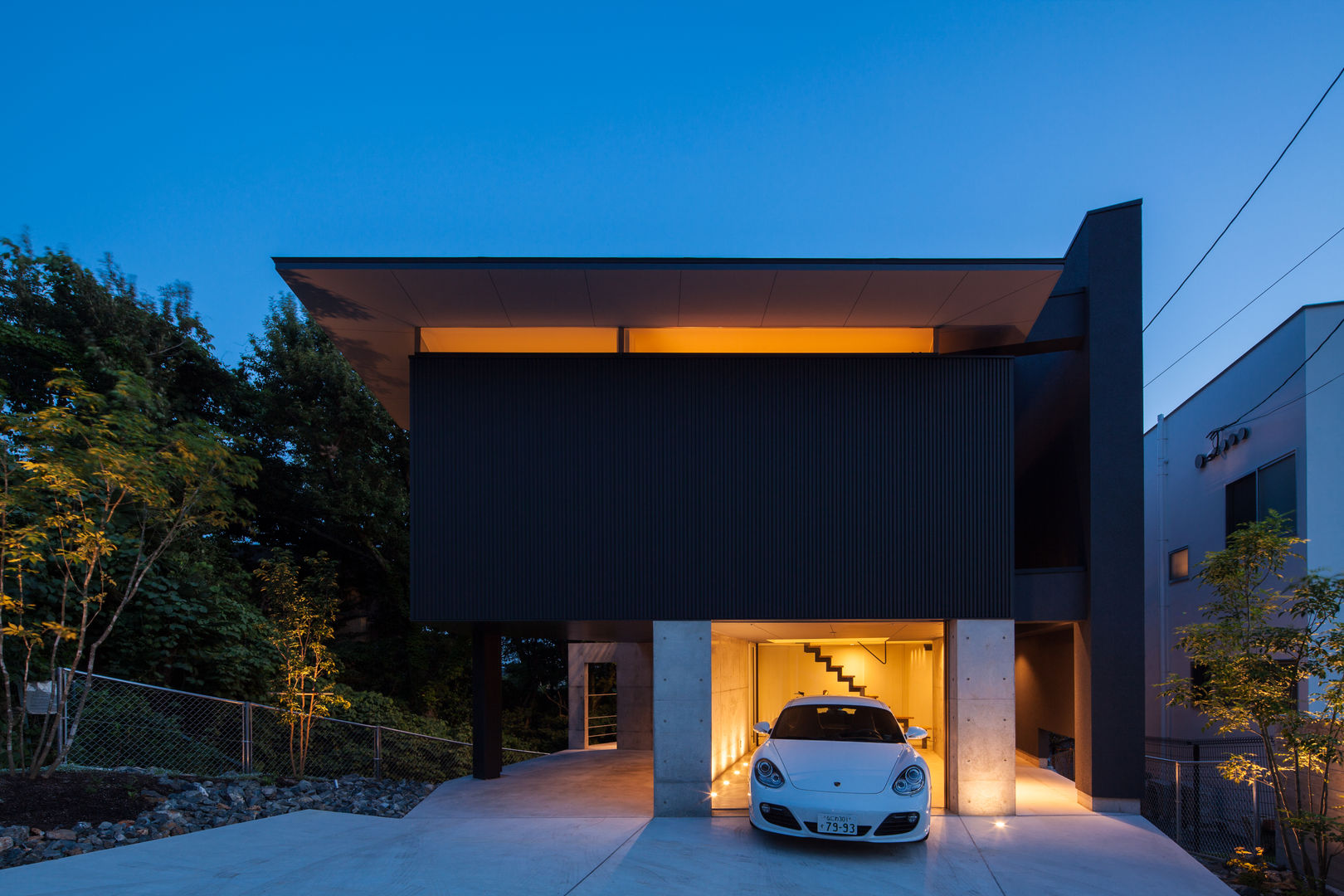 garagehouse in toyonaka, 田中一郎建築事務所 田中一郎建築事務所 Modern houses Aluminium/Zinc