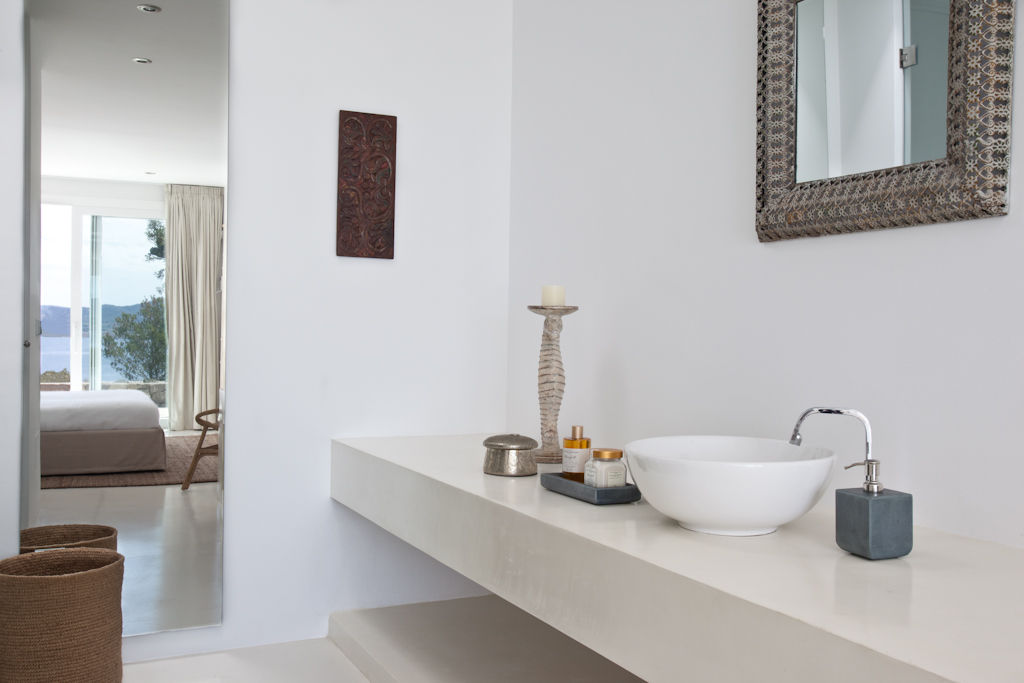 CAP NEGRET, ANTONIO HUERTA ARQUITECTOS ANTONIO HUERTA ARQUITECTOS Mediterranean style bathrooms