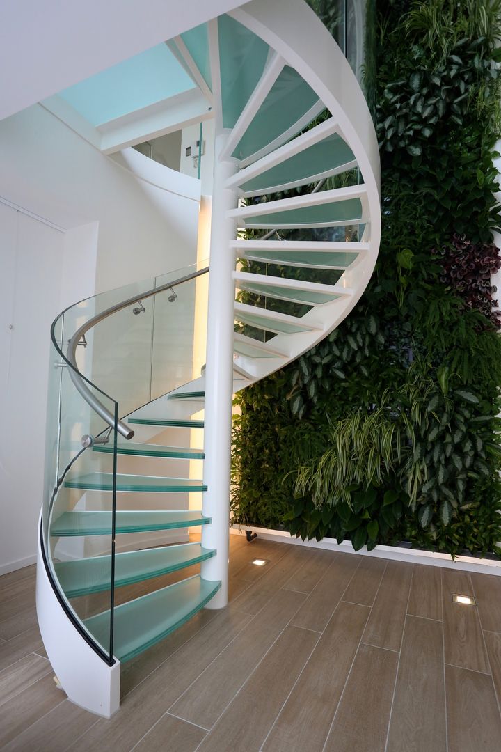 EeStairs® Spiral staircases, EeStairs | Stairs and balustrades EeStairs | Stairs and balustrades Pasillos, vestíbulos y escaleras modernos Vidrio