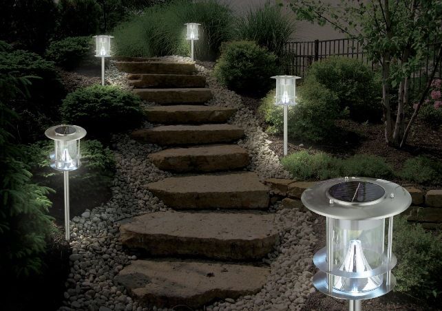 Solarstandleuchen zur sicheren Beleuchtung Ihres (Eigen-)heimes, Solarlichtladen.de Solarlichtladen.de Jardines de estilo moderno Hierro/Acero Iluminación