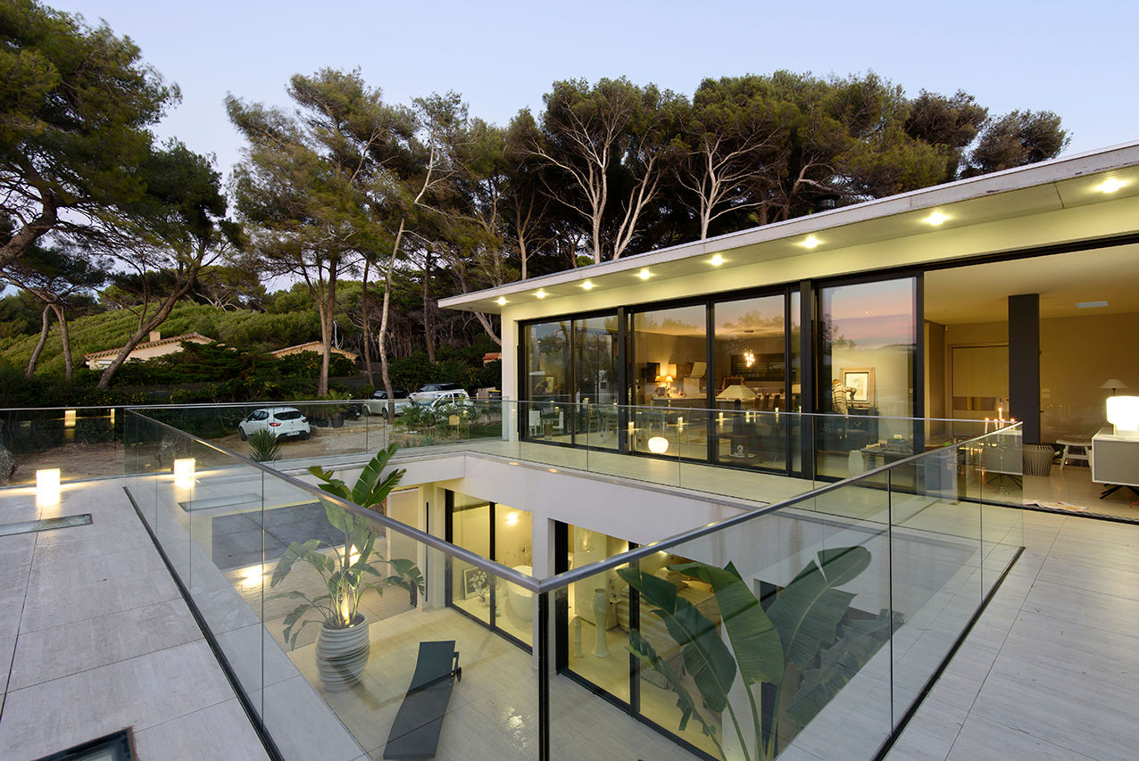 Villa GP, frederique Legon Pyra architecte frederique Legon Pyra architecte Modern balcony, veranda & terrace