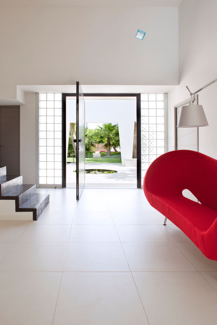 Villa C1, frederique Legon Pyra architecte frederique Legon Pyra architecte Minimalist corridor, hallway & stairs