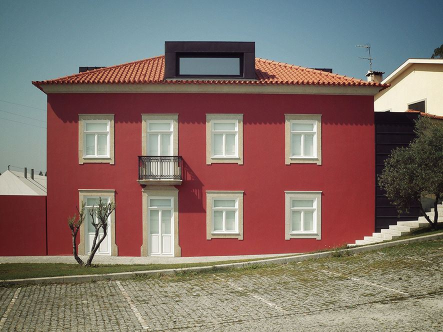 alçado nascente HUGO MONTE | ARQUITECTO Moradias Granito mansarda,vermelho,janelas,telha,telhado,zinco