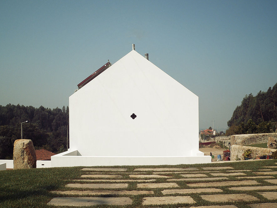 alçado HUGO MONTE | ARQUITECTO Moradias Betão branco,rosasea,paineis solares,granito,pavimento granito