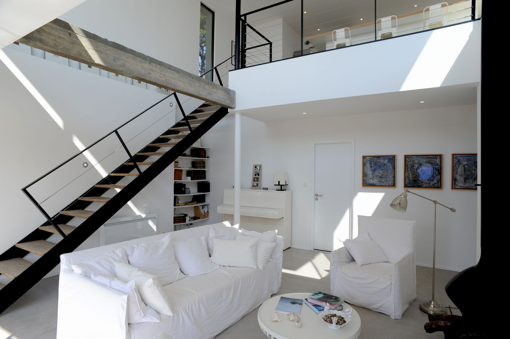 Villa M1, frederique Legon Pyra architecte frederique Legon Pyra architecte Modern living room