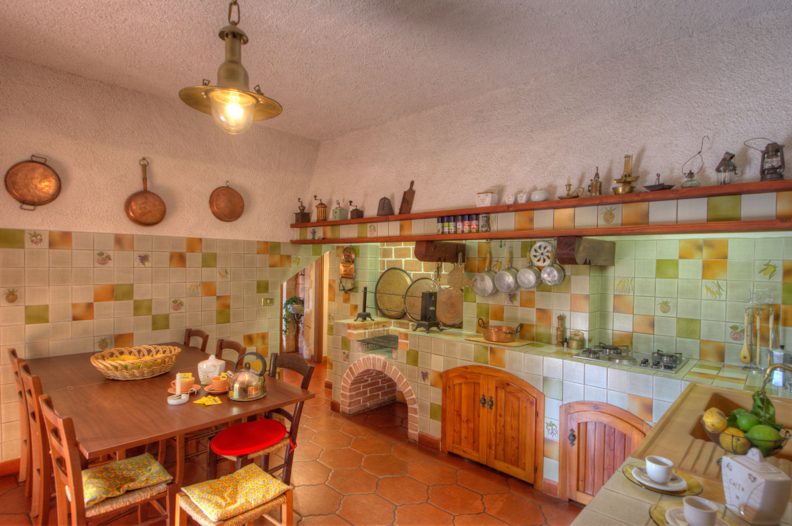 Villa Emilio Rescigno - Fotografia Immobiliare Cucina in stile rustico Mobilia,Tavolo,Proprietà,Costruzione,Sedia,Interior design,Arancia,Giallo,Architettura,Stoviglie