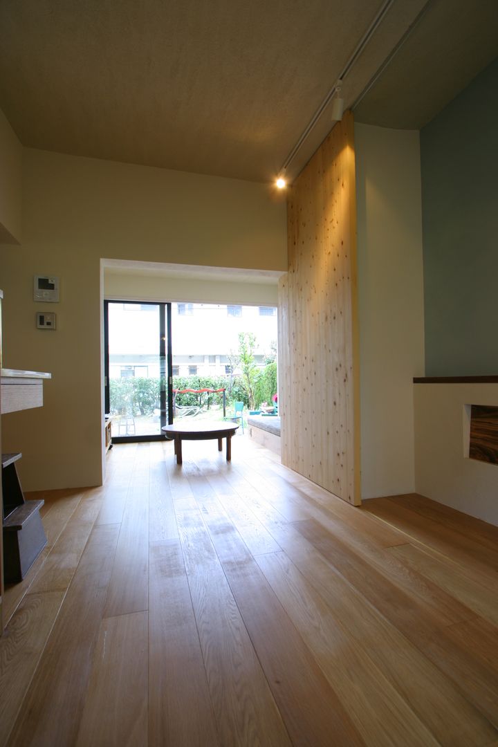 House in Nakatomigaoka, Mimasis Design／ミメイシス デザイン Mimasis Design／ミメイシス デザイン Moderne woonkamers