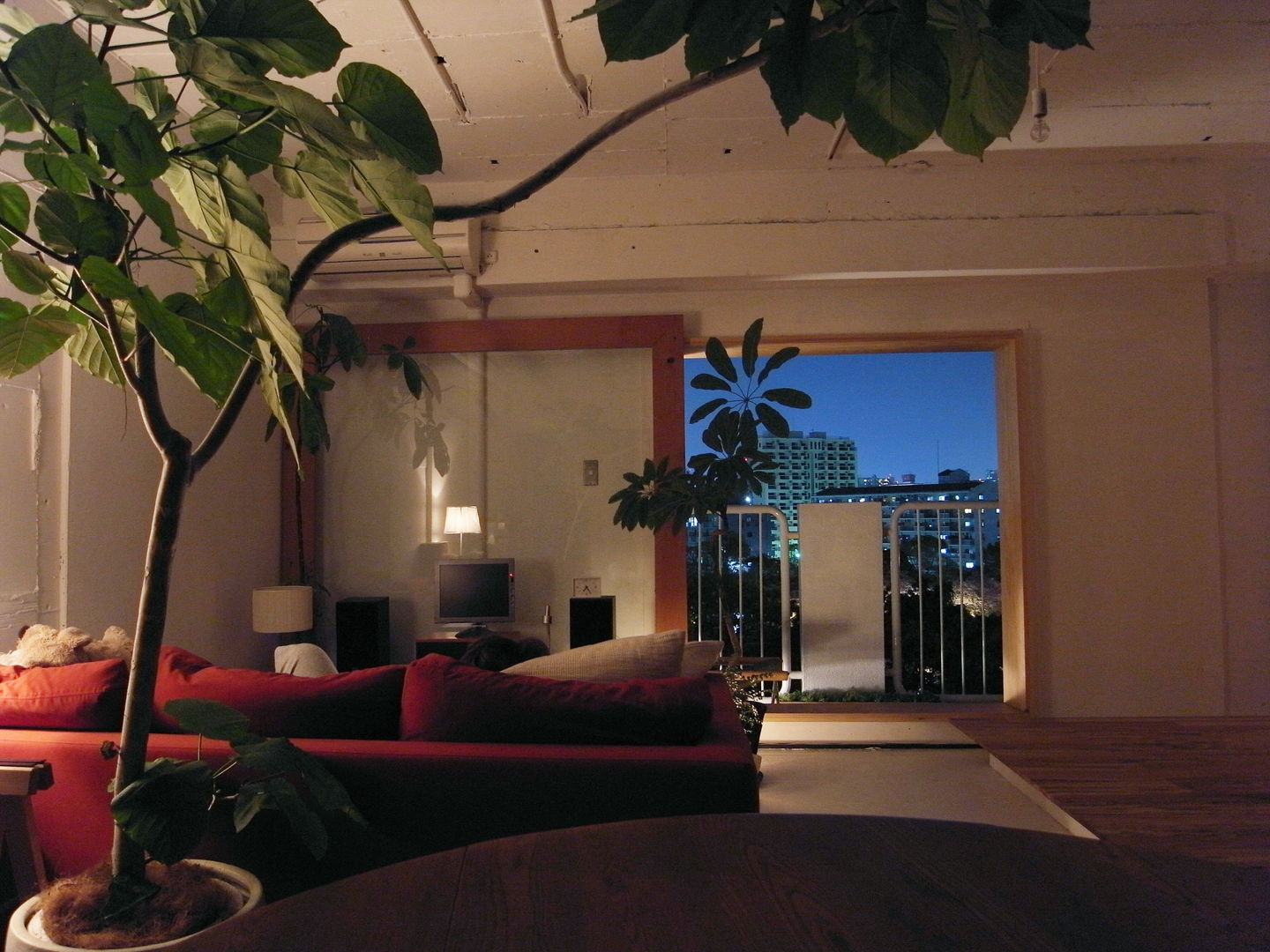 Apartment in Amizima, Mimasis Design／ミメイシス デザイン Mimasis Design／ミメイシス デザイン Modern living room