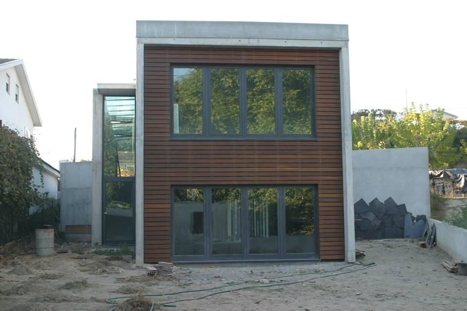 Private house building in Lousada (Portugal), Dynamic444 Dynamic444 Дома в стиле модерн Твердая древесина Многоцветный