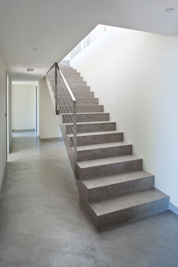 Villa C2, frederique Legon Pyra architecte frederique Legon Pyra architecte Minimalist corridor, hallway & stairs