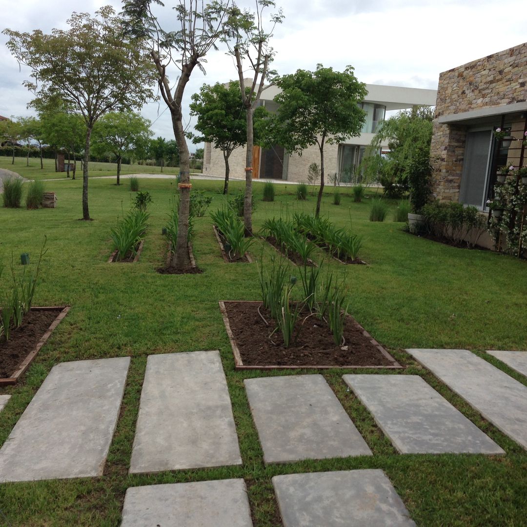 un jardin impactante, BAIRES GREEN BAIRES GREEN Klasyczny ogród