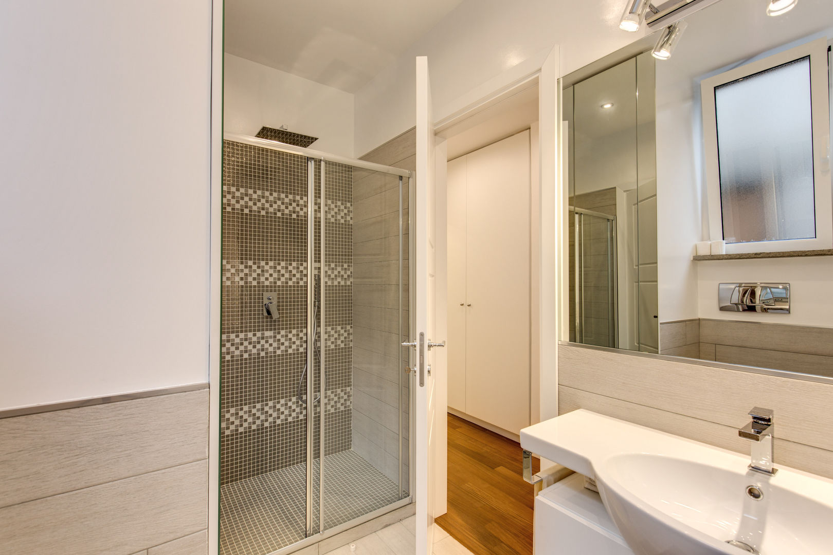 homify Modern style bathrooms