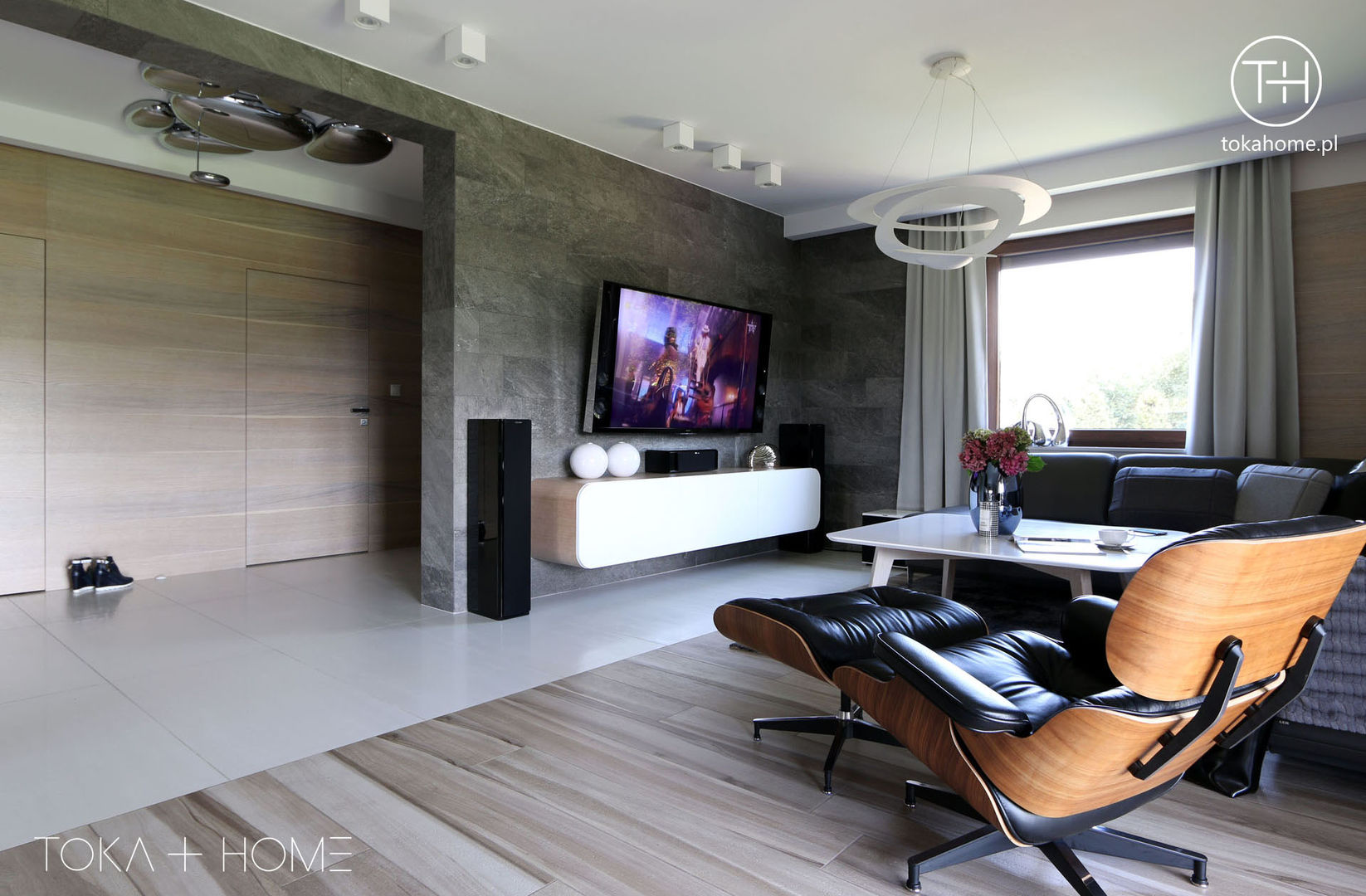 STYLOWY ANTRACYT, TOKA + HOME TOKA + HOME Living room Wood Wood effect