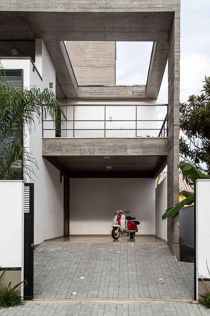 Casa E, PJV Arquitetura PJV Arquitetura مرآب~ كراج