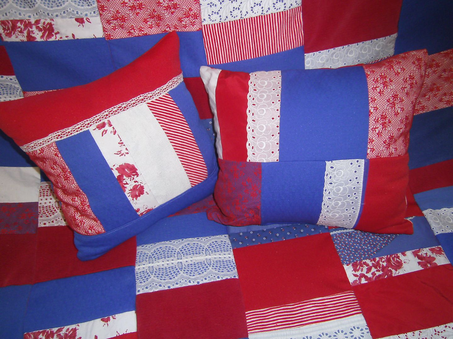 Patchworkdecke,rot,blau, schneiderei jerke schneiderei jerke Salones eclécticos Fibra natural Beige Decoración y accesorios